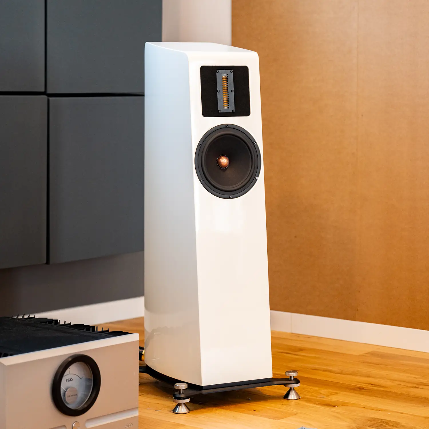 Enceintes colonne Esprit Audio Amelia en finition bois, design élégant et son haute-fidélité