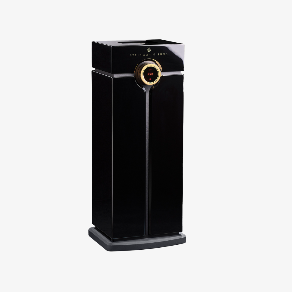 Processeur Steinway Lyngdorf Head Unit avec molette dorée et panneau de commande intuitif.