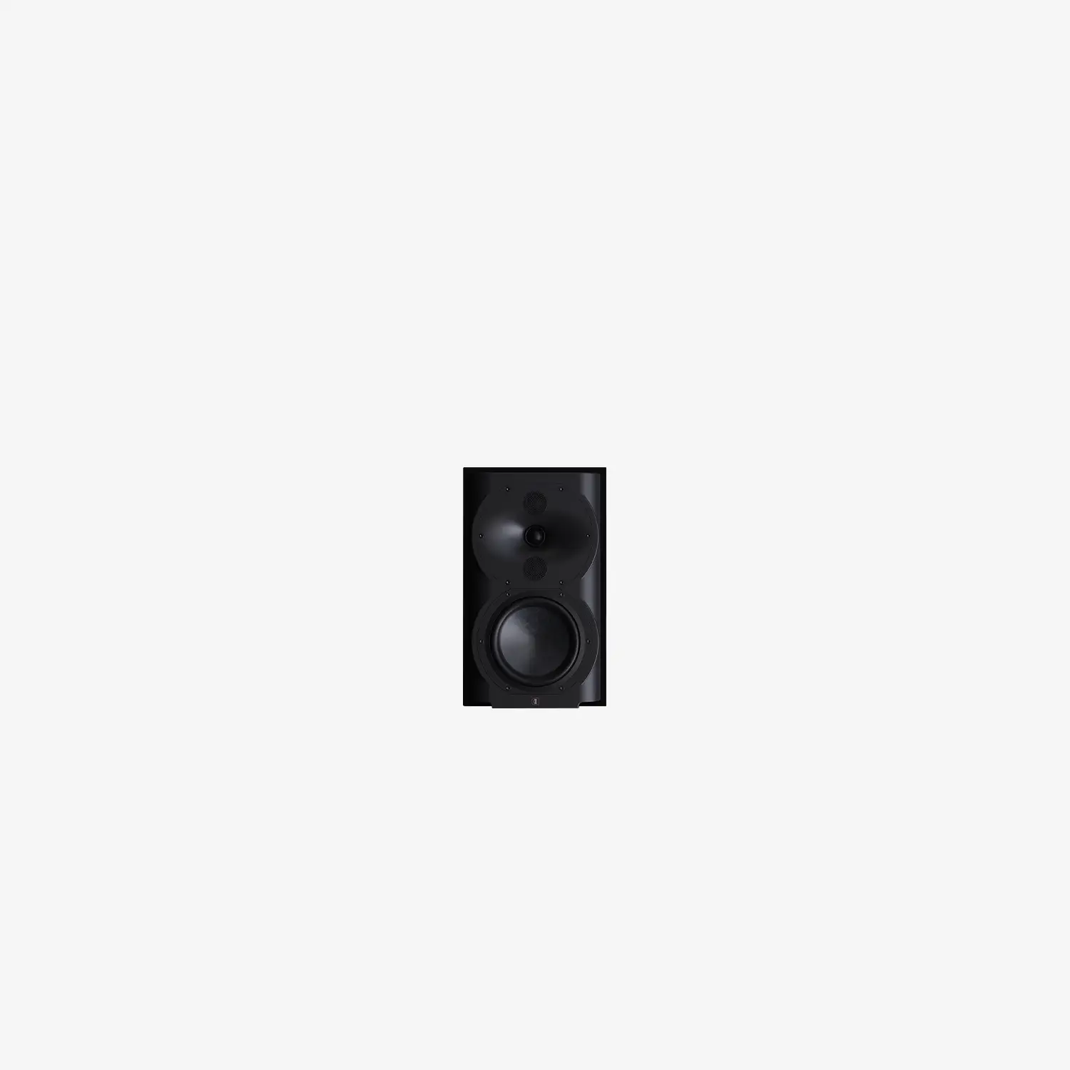 Enceinte bibliothèque Perlisten R4b avec DPC-Array et woofer 165 mm, son immersif et installation discrète sur étagère ou pieds.